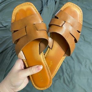 Beautiful brown flip flops! LIKE NEW!